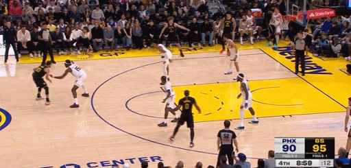 三分穿心！追梦不在库里真舒坦！
在今天NBA常规赛勇士对阵太阳的第四节比赛中，库