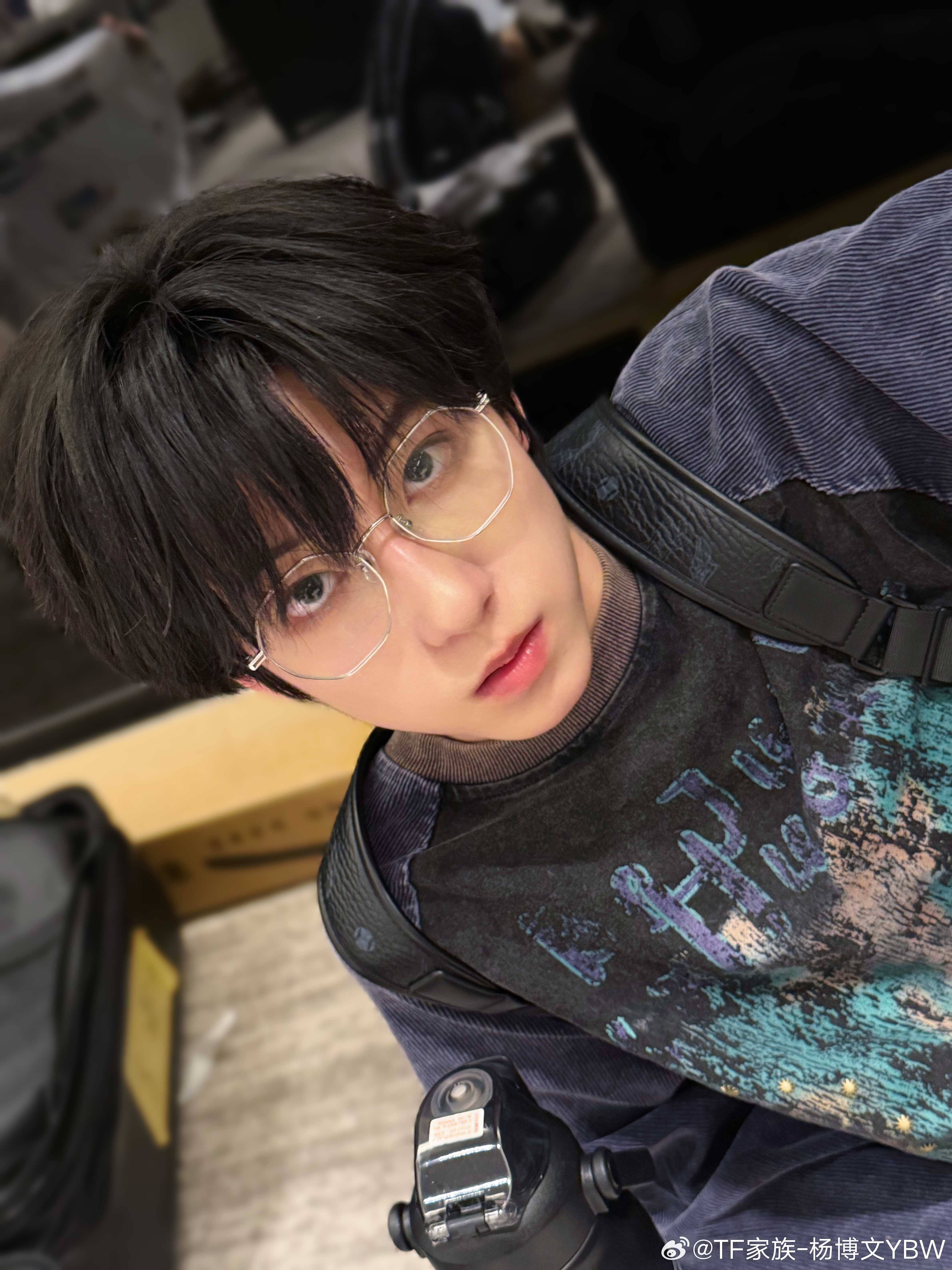 杨博文眼镜背包随拍九敏🆘晚睡福利！杨博文一个月前的古早照片📸银丝眼镜+双肩背