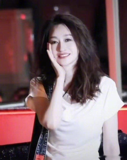 李小冉下班听到粉丝鼓励哭了李小冉真诚刚结束录制还带着一身疲惫，听见粉丝喊的那句"