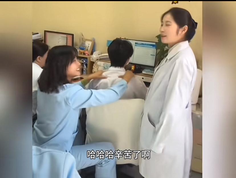 当办公室新来一位男实习生，哇，女孩们那是高兴啊，纷纷上手拨撩人家，有的摆弄头发，