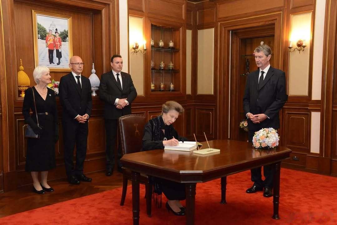 英国王室泰国王室 🇬🇧🇹🇭7月16日，安妮长公主和蒂莫西·劳伦斯爵士哀悼