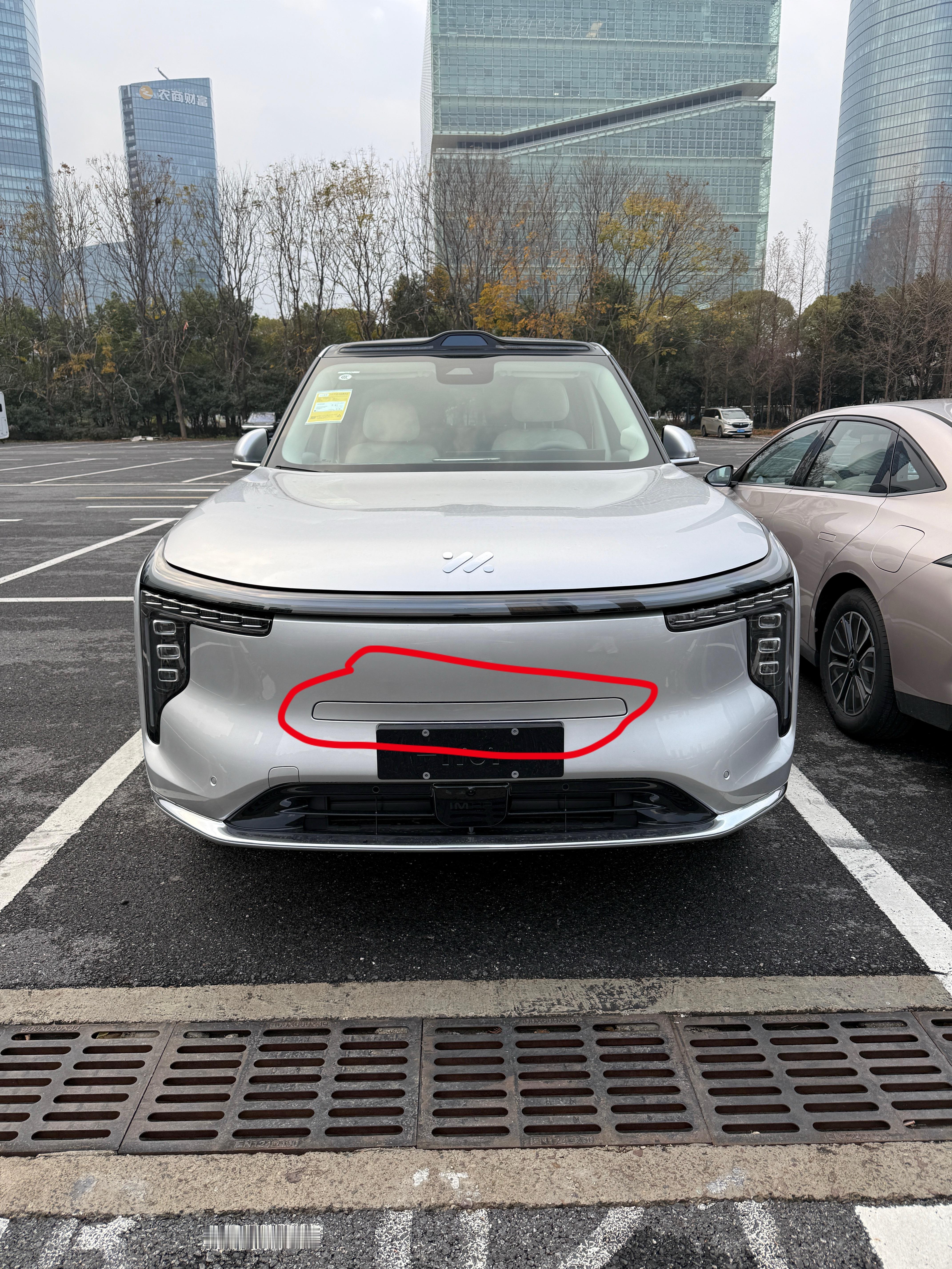 智己的LS9前脸中间这个主动进气太影响颜值了 