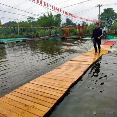 一岁半的孩子体重轻，所以没有波澜，挑战浮桥当然没有悬念。

不过，还是不鼓励让孩
