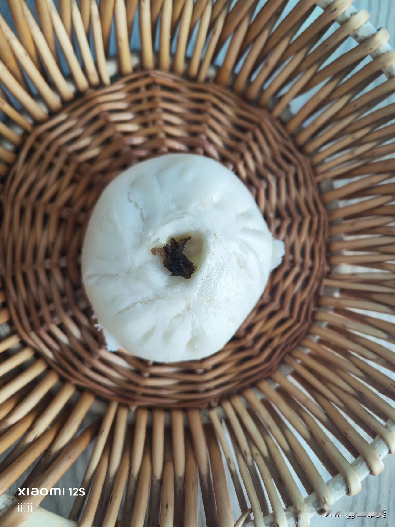 渭南的美食豆腐地软时辰包子农家地软包子 ，浇上红油辣子、就上大蒜再来一碗鸡汤豆腐