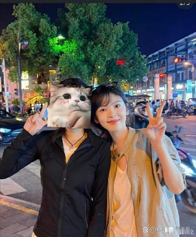 偶遇章若楠。只和女孩子合照？男粉们心里平衡嘛 ​​​