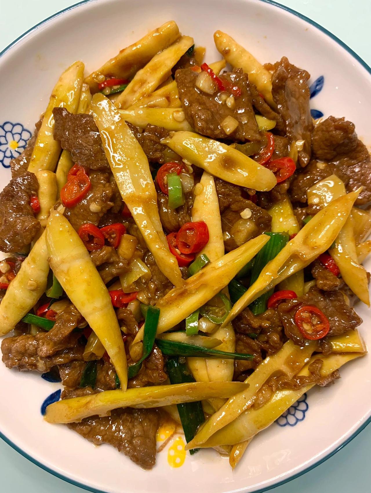 谁发明的这个做法，好吃到破防了！！
牛肉炒竹笋真的好好吃！贼拉下饭，竹笋爽脆，牛