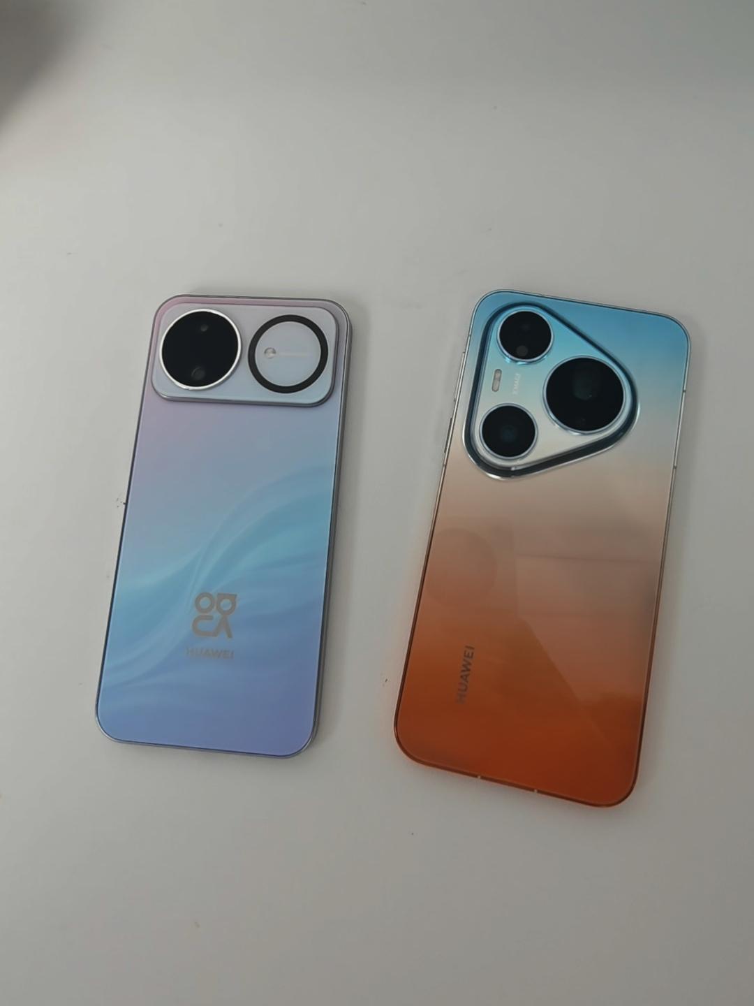 圆形双环vs三角排布，华为这两反差这么大？
华为这两台放一起，光看背面就完全是两