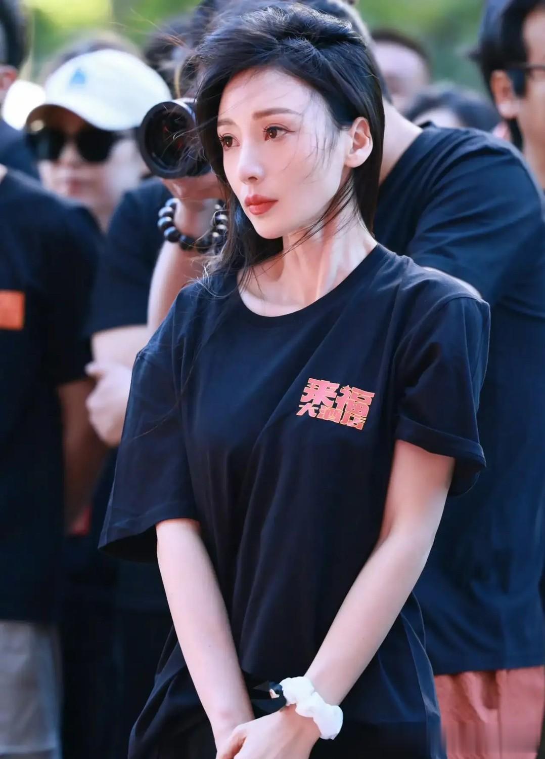 柳岩瘦身成功后仿佛变了一个人，有点像易梦玲了，还是挺美的。