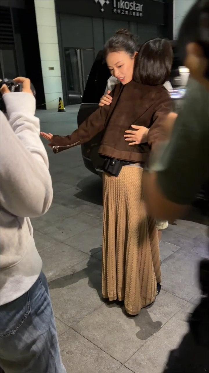 马思纯送考周冬雨马思纯送考周冬雨马思纯送周冬雨上班花少8阵容真的好强大