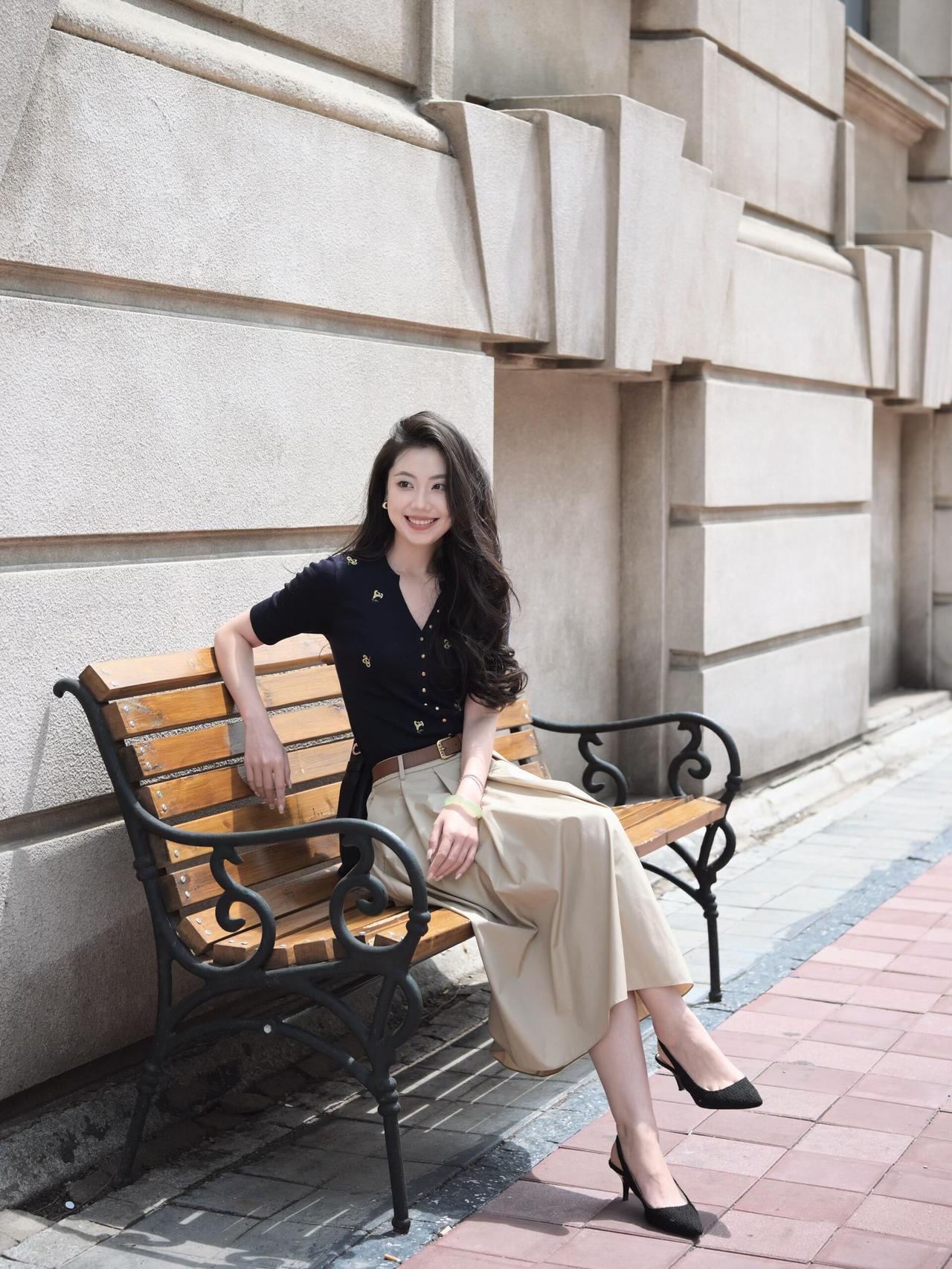 怎样穿搭能显示出温柔的女生气质? 素雅简约版型，柔和配色，简约配饰衬温婉气质。