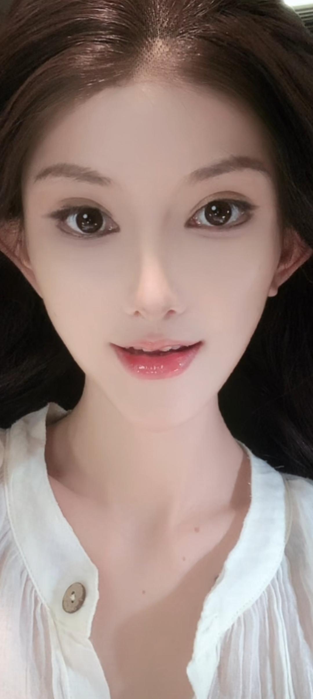 这姑娘长得真漂亮，皮肤真白！