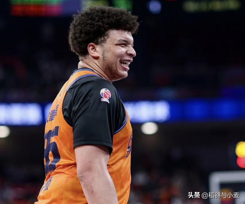 洛夫顿就是那种很不成熟的年轻球员，很容易上头很容易被情绪影响，所以有时候他会觉得