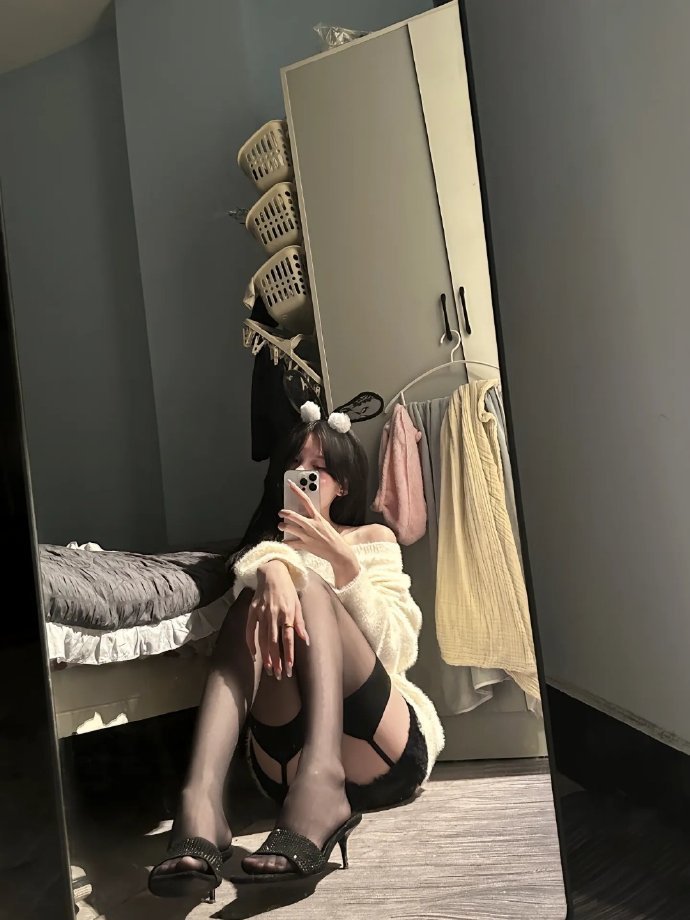 新买的丝袜 好看嘛～ 
