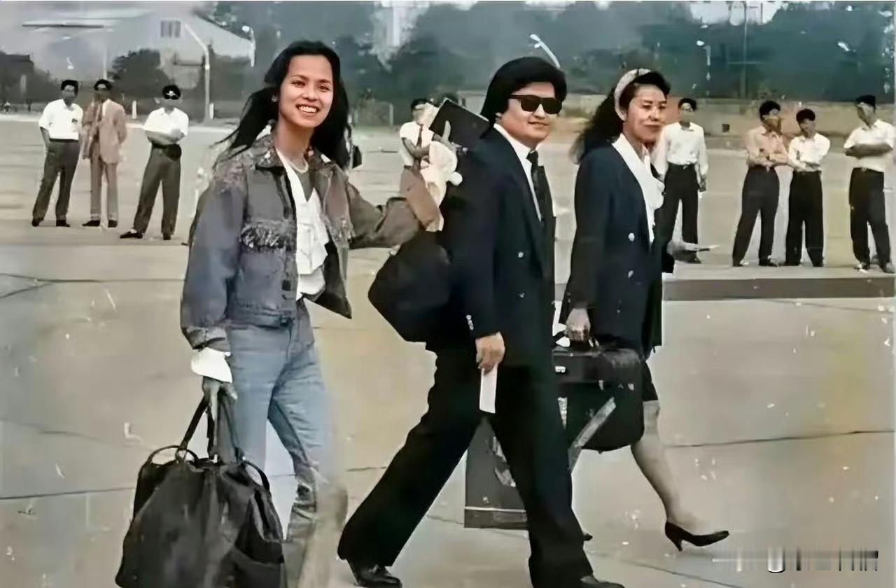 老照片：1990年亚运会开幕前夕，北京亚运会主题曲《亚洲雄风》的演唱者们在亚运村