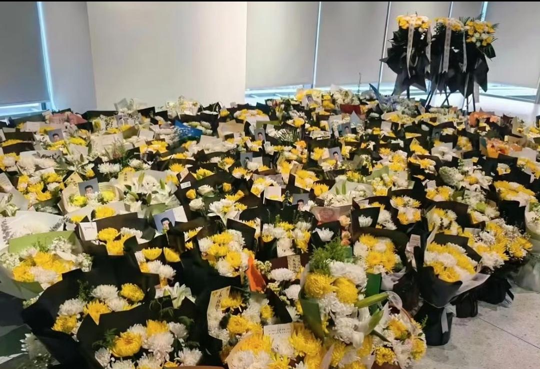 41岁啊，人生明明还有那么长，他却永远停在了这里。
 
网上总有人骂他功利、骂他