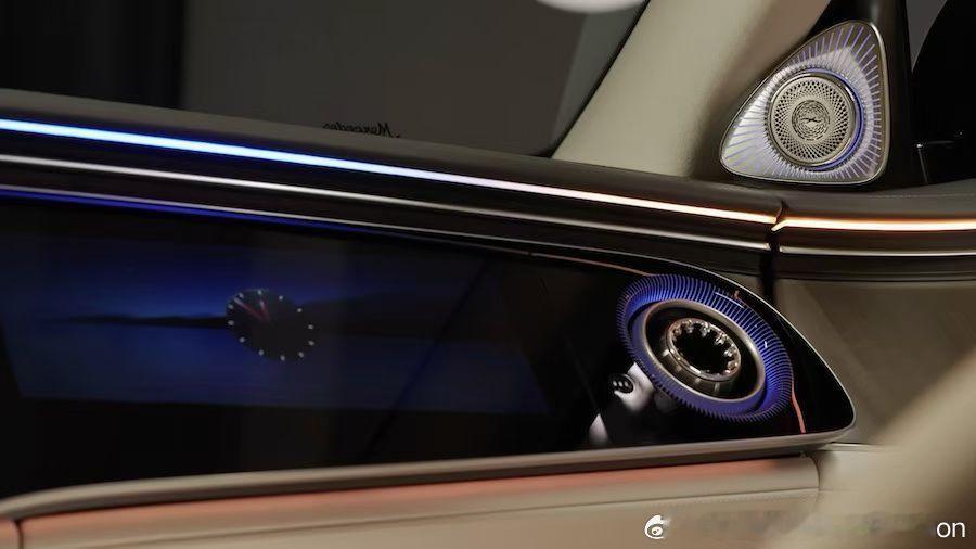 【奔驰新S级豪华轿车】车长超过5米3（长轴距版），侧面比例堪称完美，发光中网和星