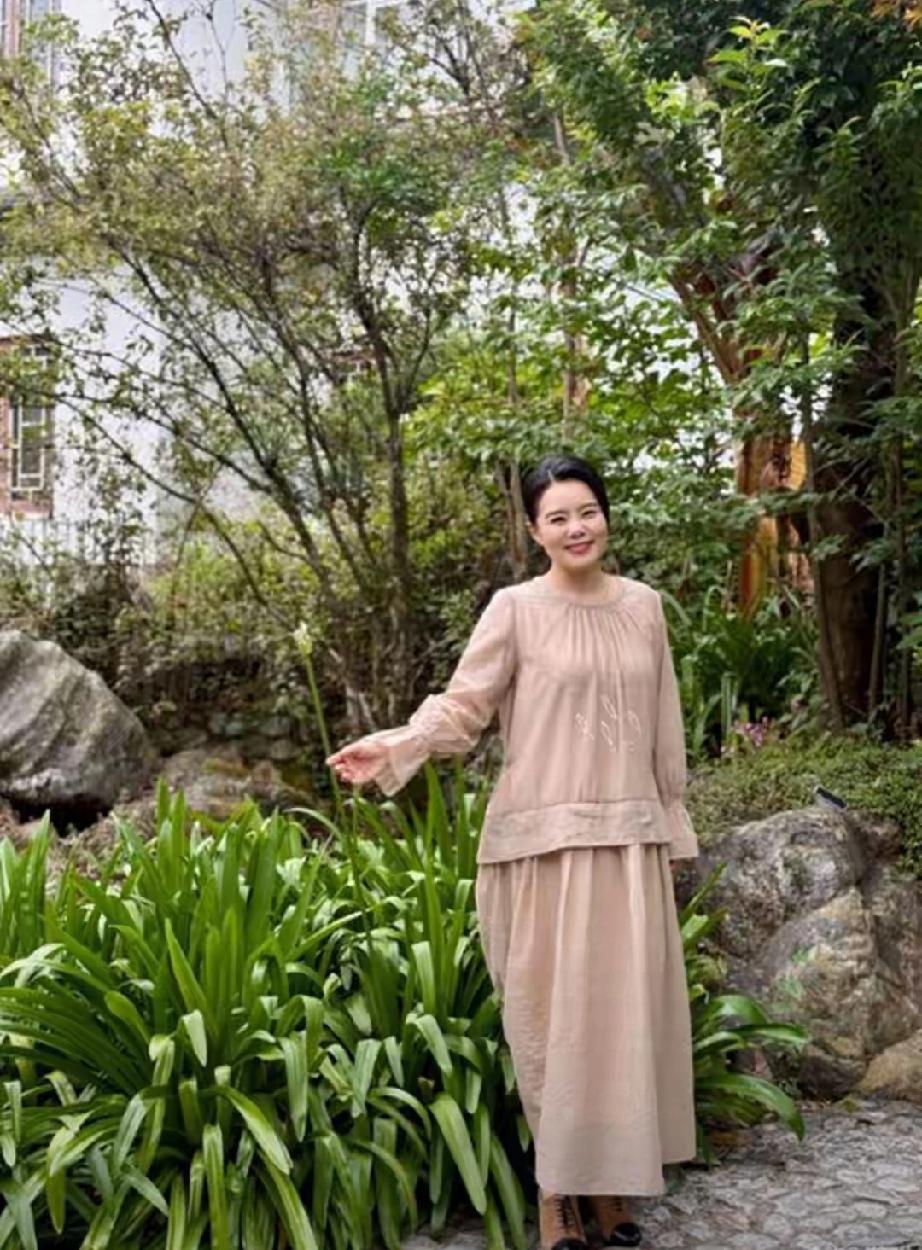 50岁龚琳娜太治愈！云南山间别墅完工，院子像公园，独居生活太惬意
 
   5月
