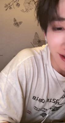 余宇涵突袭直播 救命！刷到余宇涵突袭直播的瞬间，我直接从沙发上弹起来，这波宠粉真