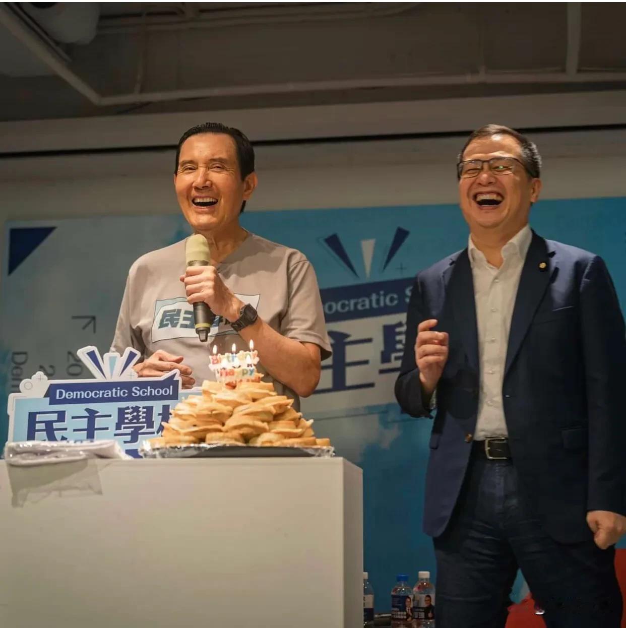 马英九74岁生日    罗智强献车轮饼蛋糕

为马英九庆祝74岁生日，罗智强献上