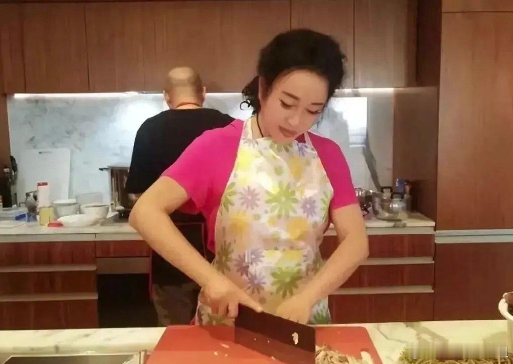 刘晓庆罕见为82岁老公下厨！穿的花枝招展，这就是爱情的样子吧！ ​​​