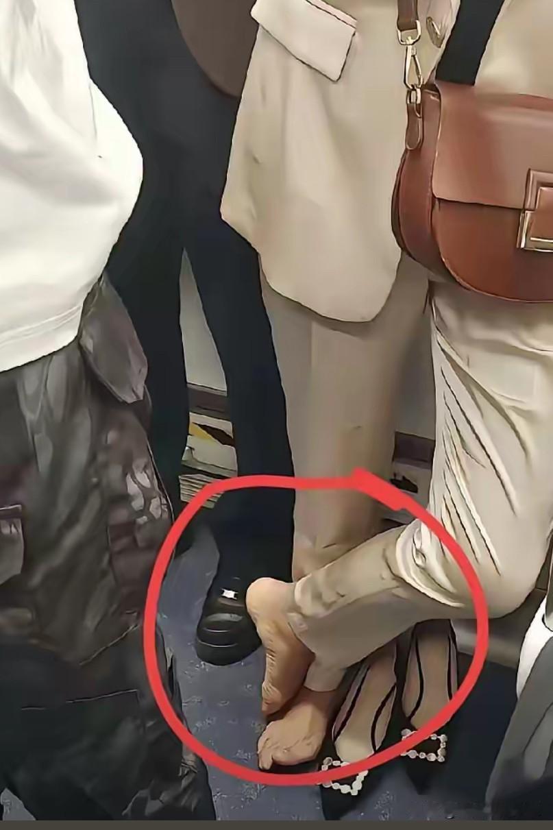 地铁里脱鞋是不是很不雅观也不文明？

上了一天班又穿着高跟鞋一定很累，但在地铁上