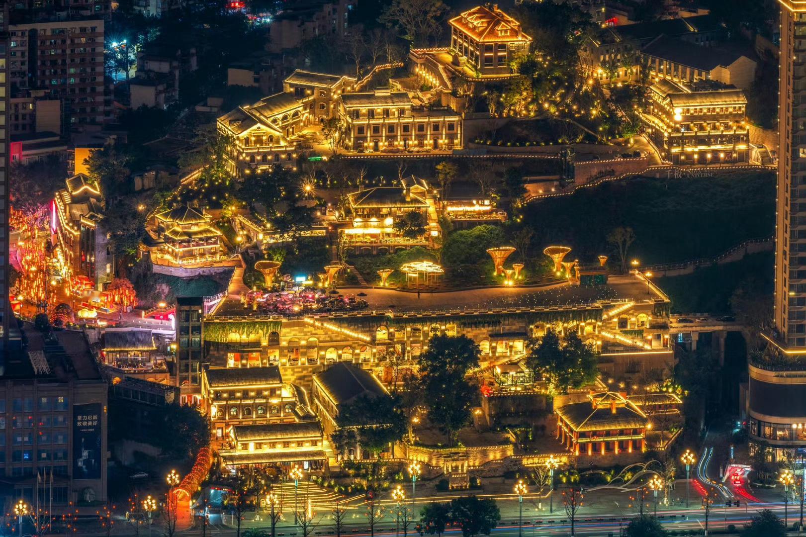 南岸掌管重庆夜景的神  在重庆南岸的夜景真的是太漂亮了呀，夜幕降临的那一刹那，灯