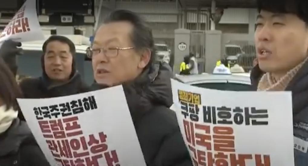 特朗普再次挥舞关税大棒，这次对准了韩国。1月26日，他在社交媒体宣布，因韩国国会