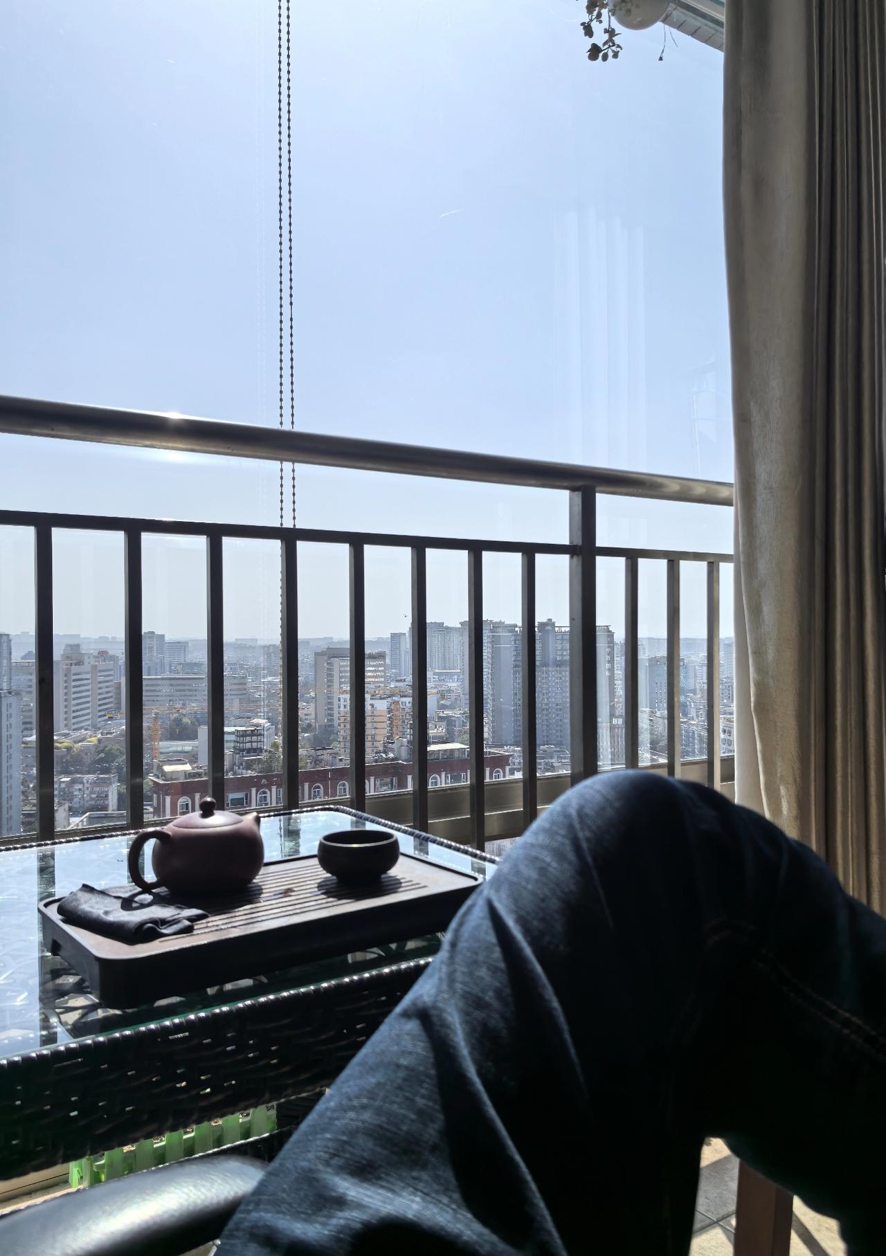 初七，大假的最后一天。晒太阳喝茶。

初七的日子 初七的天