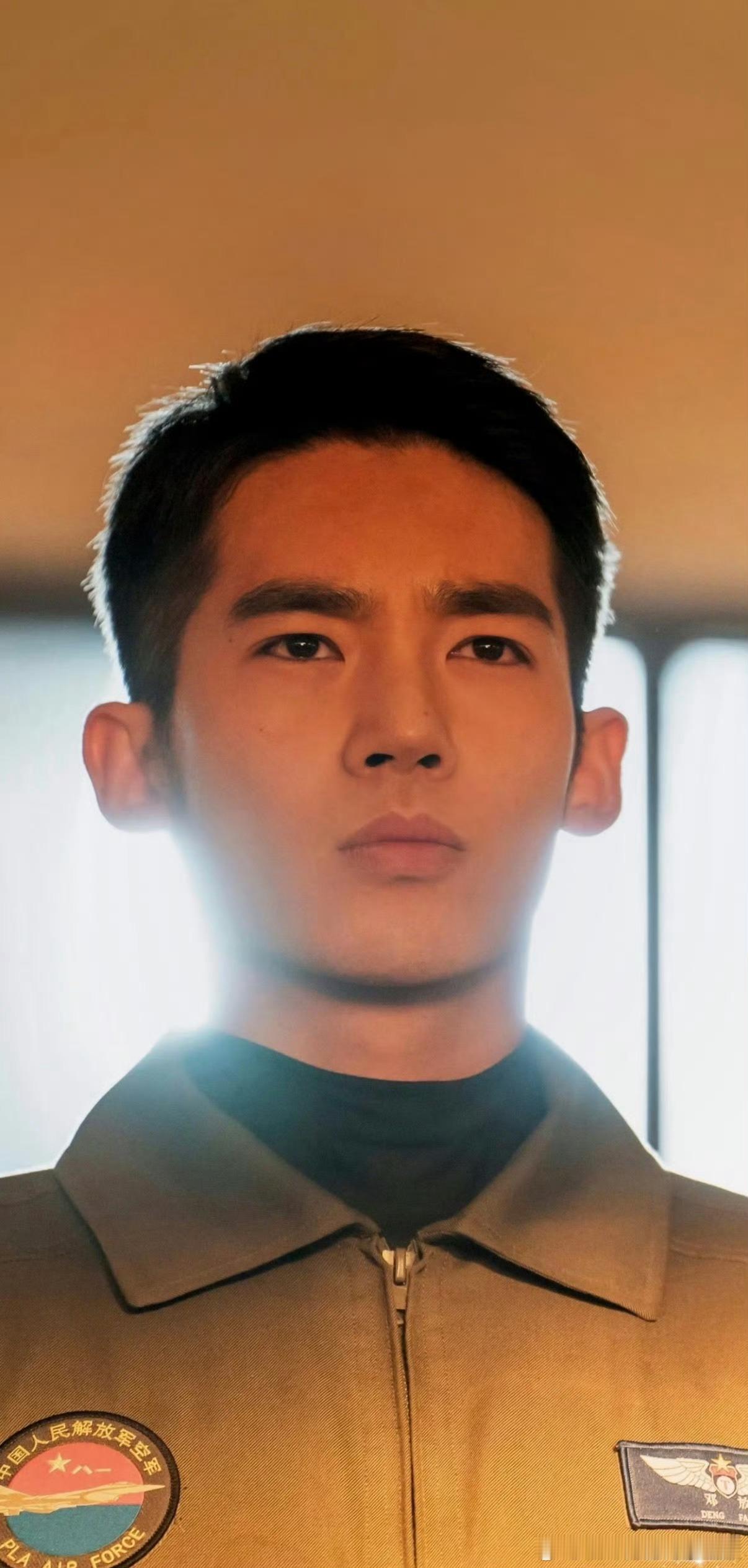 于适银幕首秀三周年三周年快乐🎉他既有《封神》，《长空之王》等商业大片的加持，也