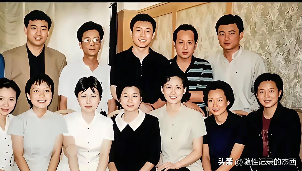 这是央视90年代主持人的一张大合影，能全部认出他们的至少年龄在60岁以上了。前面