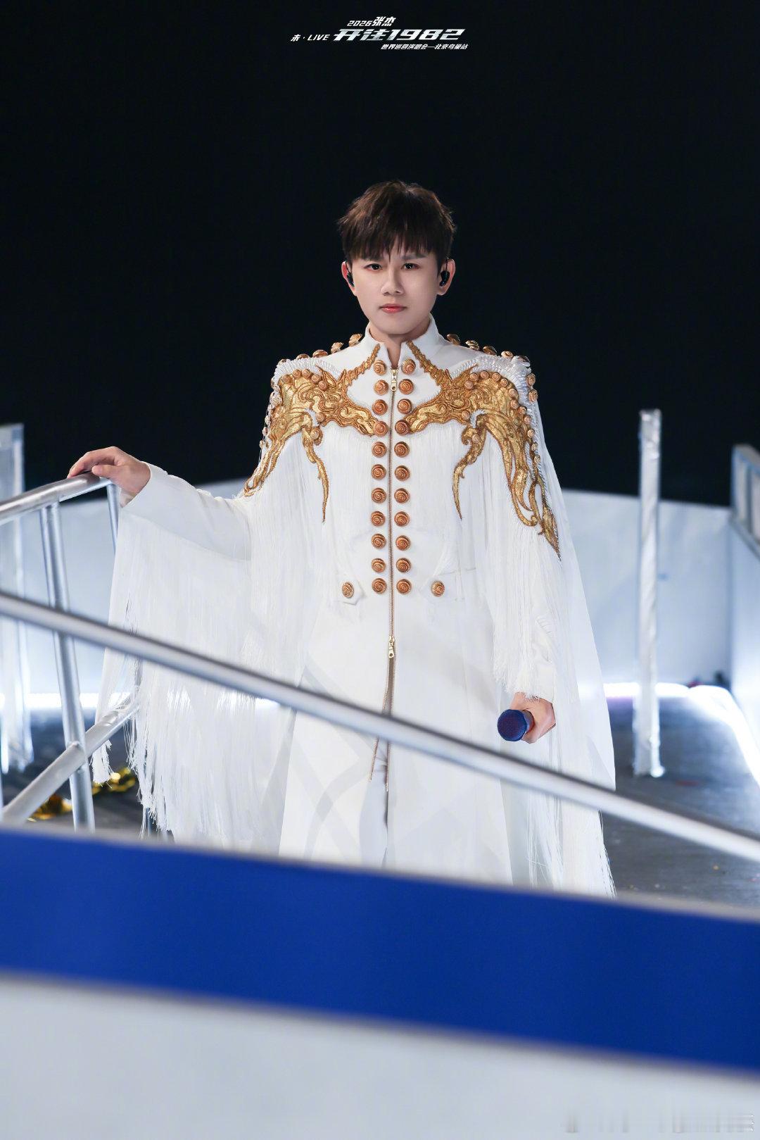 张杰刷新鸟巢纪录 张杰鸟巢演唱会连开16场，一年内唱了28场，刷新了鸟巢单人年度