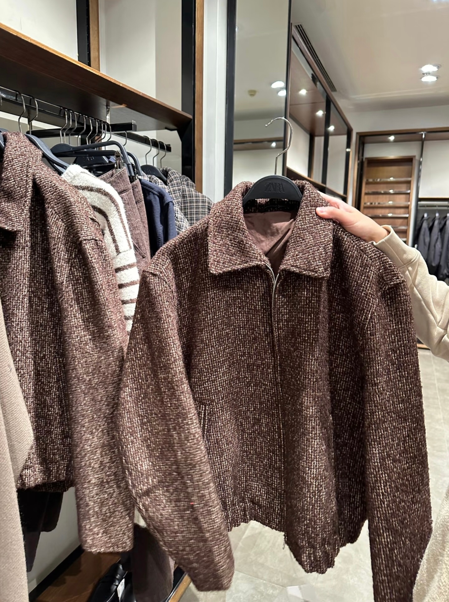 线下店的衣服虽然贵了一些，但商家也会选品，质量太差的放到店里区别好大，上手摸一下