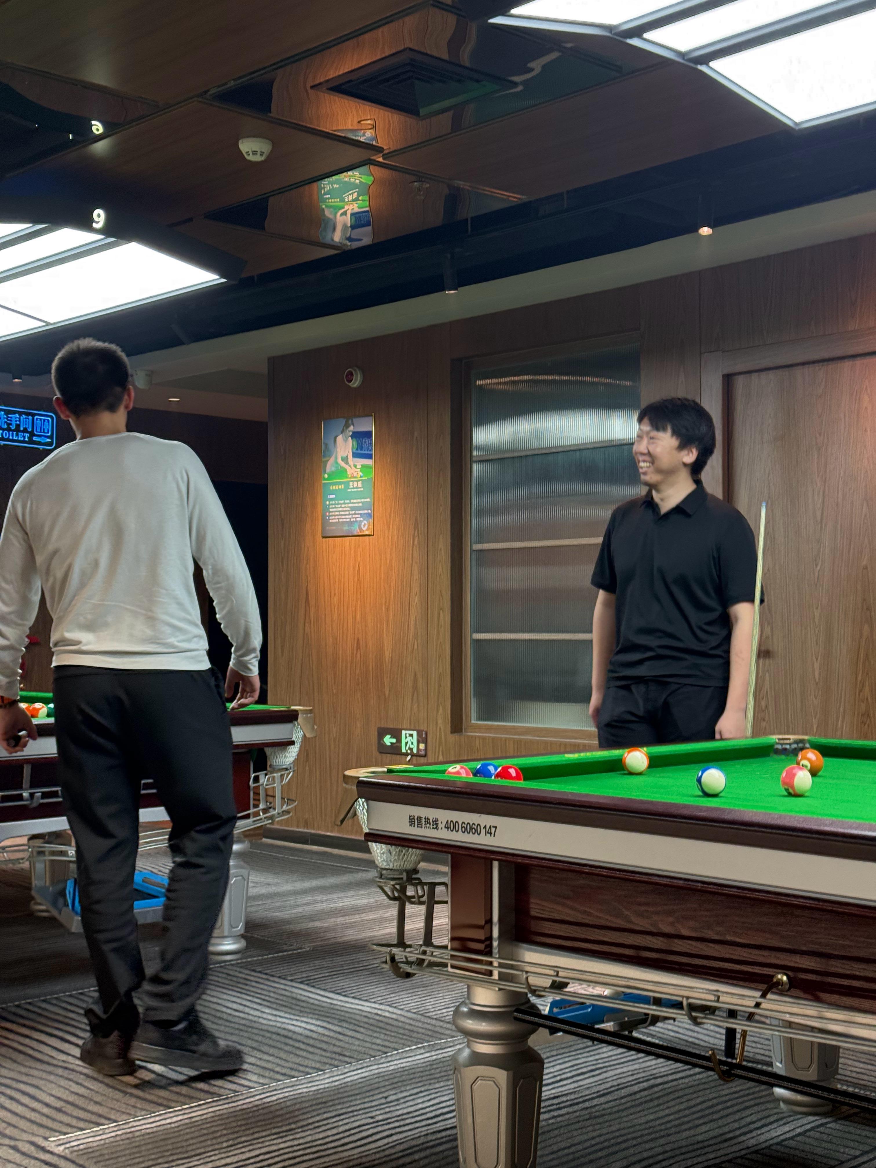 前天晚上和同事们聚完餐，我看时间还早，就兴冲冲去打杆台球，没想到偶遇了之前在北京