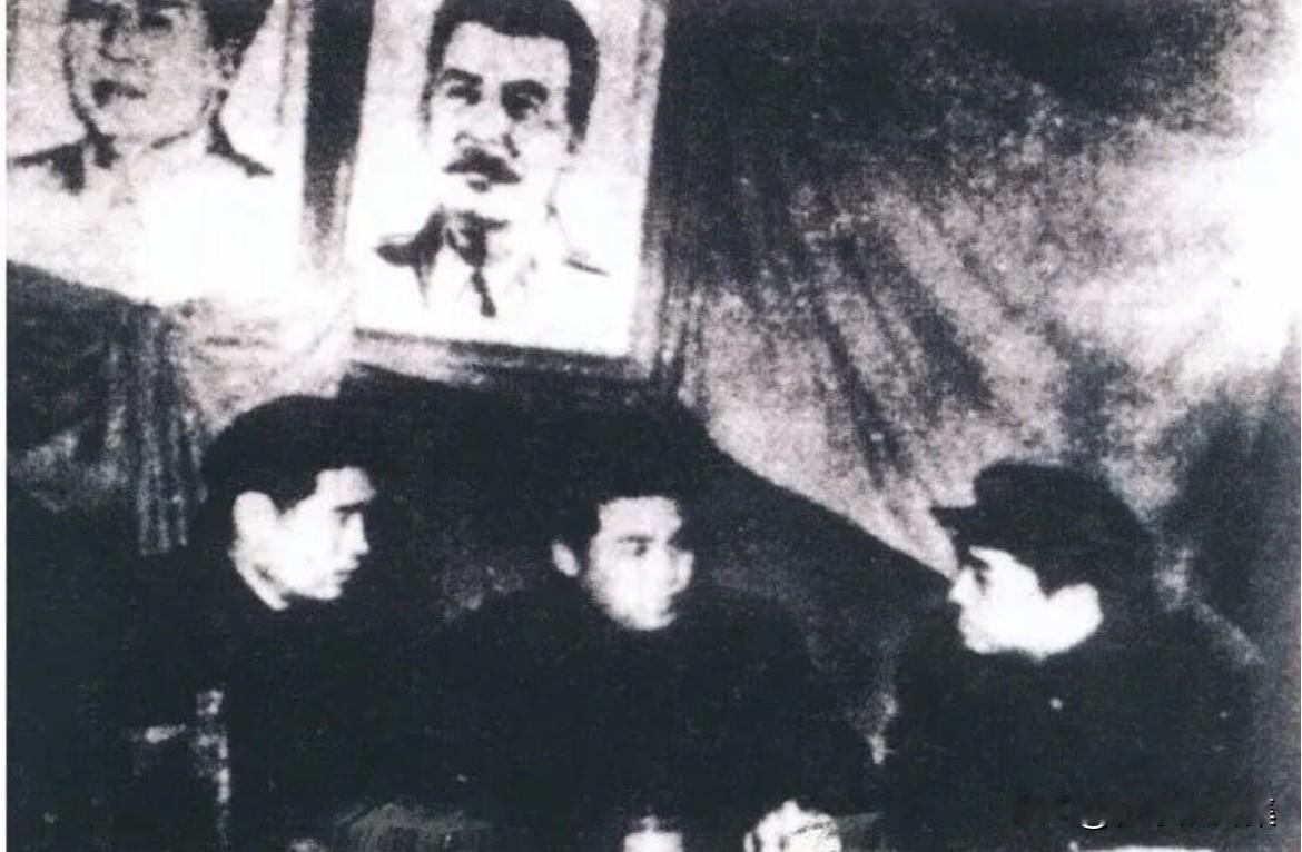 1950年11月15日，彭德怀与金日成等在大榆洞商谈中朝军队联合指挥问题。当时随