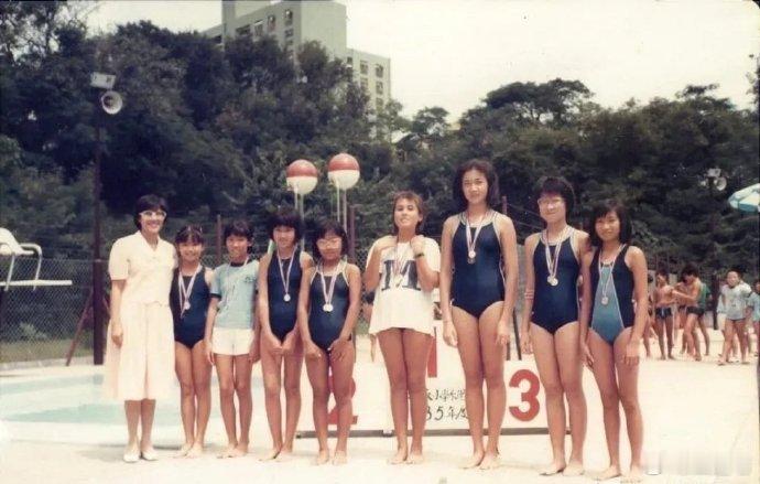吴绮莉和小学同学合照！那年她才10岁，这大高个在人群中太惹眼了！！  