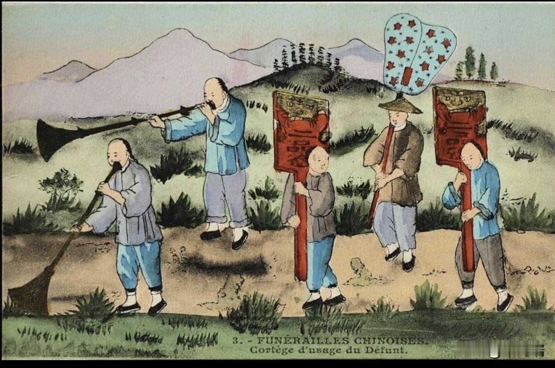 这张清末明信片描绘的是中国传统丧葬仪式中的送葬队伍，图中人物手持的乐器和仪仗具有