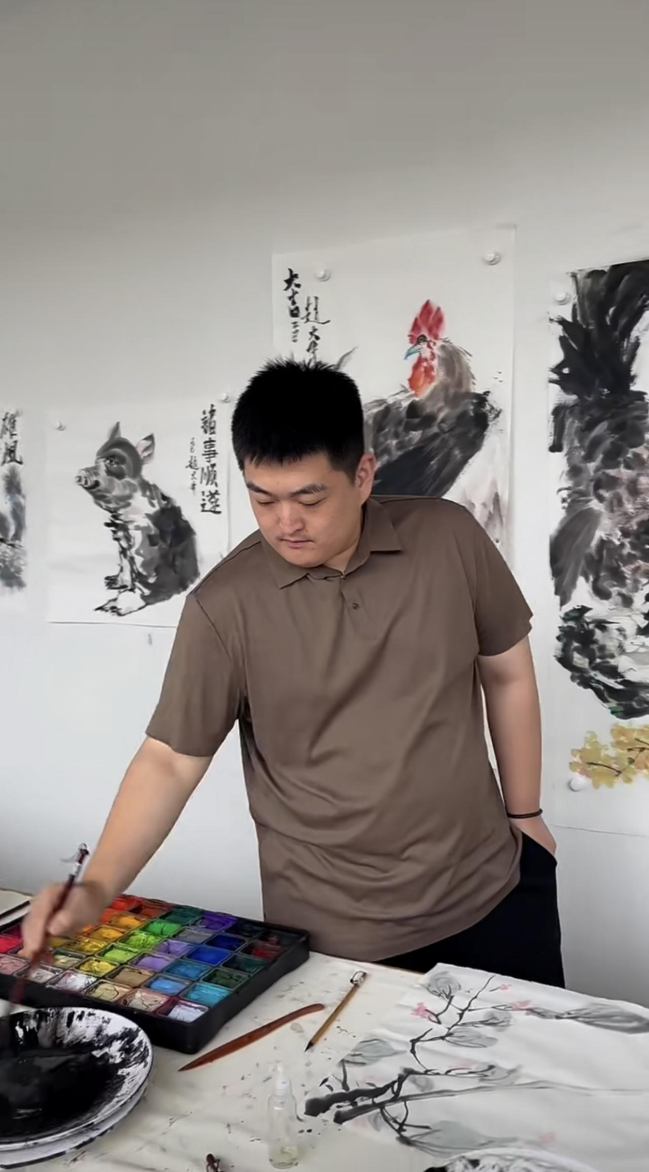 赵大牛的旧照，昔日，赵本山的儿子绘画，单手插兜，轻松拿捏。

赵大牛在星二代里面