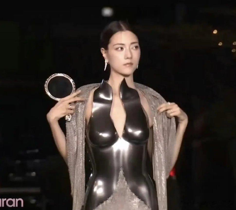 娜然这个衣服是挺美的，就是一走路来回晃 ​​​