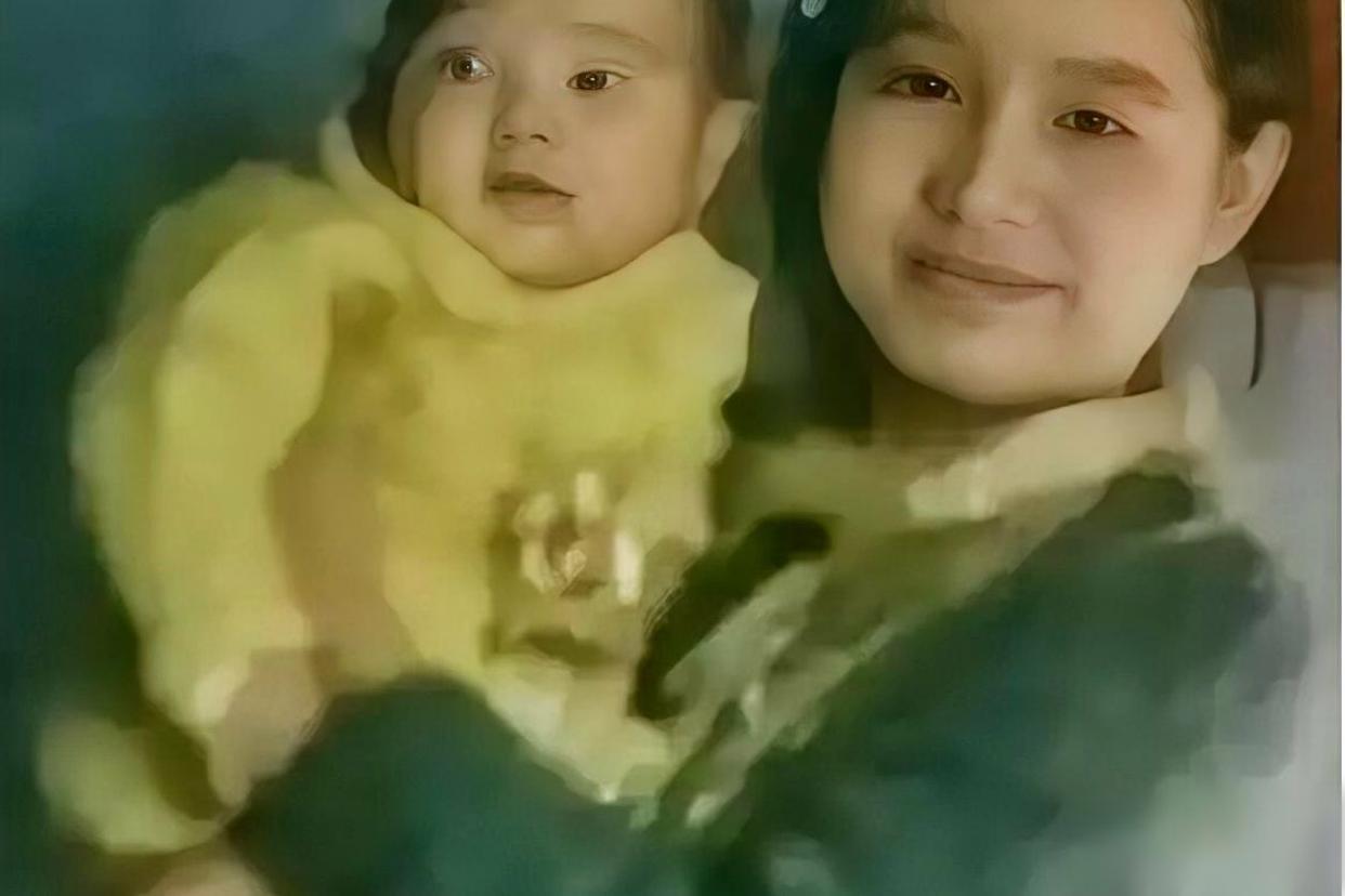 1976年，25岁女知青抱着4岁儿子回京，母亲气得半死，怒骂她未婚先孕，不知羞耻