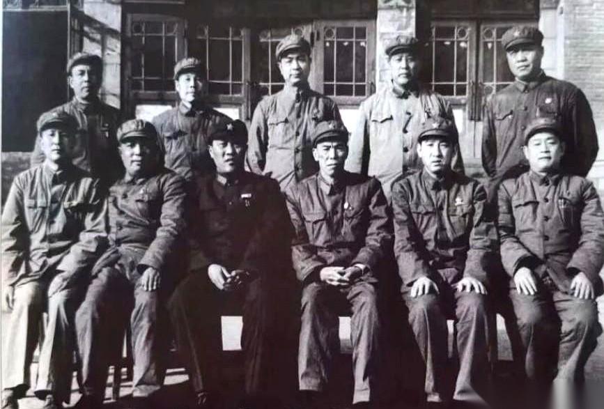 就这么一张照片，10个人，背后是一场立国之战。
C位那个，是梁兴初。当年在朝鲜，