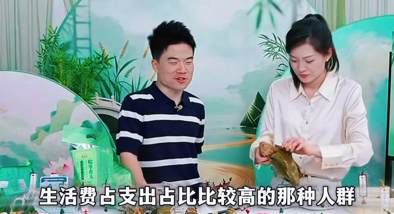 刚才还在笑“许五顿”大胃王，忒能吃！
转眼就红了眼眶。
许盼说她下午拍视频的时候