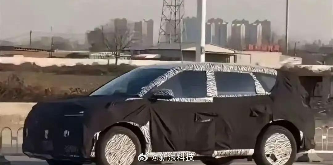 从左至右分别是小米YU9、小米YU7 GT和小米SU7 L，三款车型三种定位，就