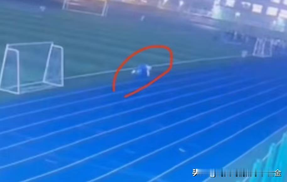 11月7日傍晚，14岁的岳红在1000米体测中突发意外。监控显示他先是走路、双手