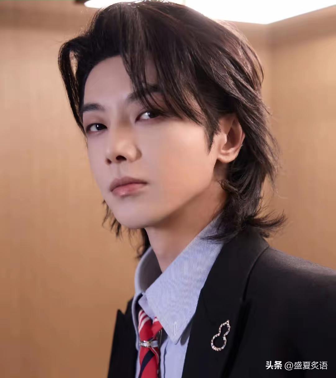 华晨宇一句“冷饭又炒”3月30号晚上，华晨宇工作室突然发话：“冷饭又炒，不再回应