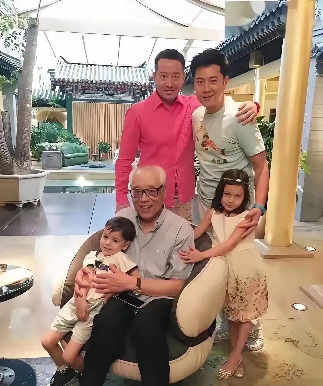 蔡国庆每月给弟弟蔡军发2万工资，发了20年，一共480万。条件就一个：在家全职照