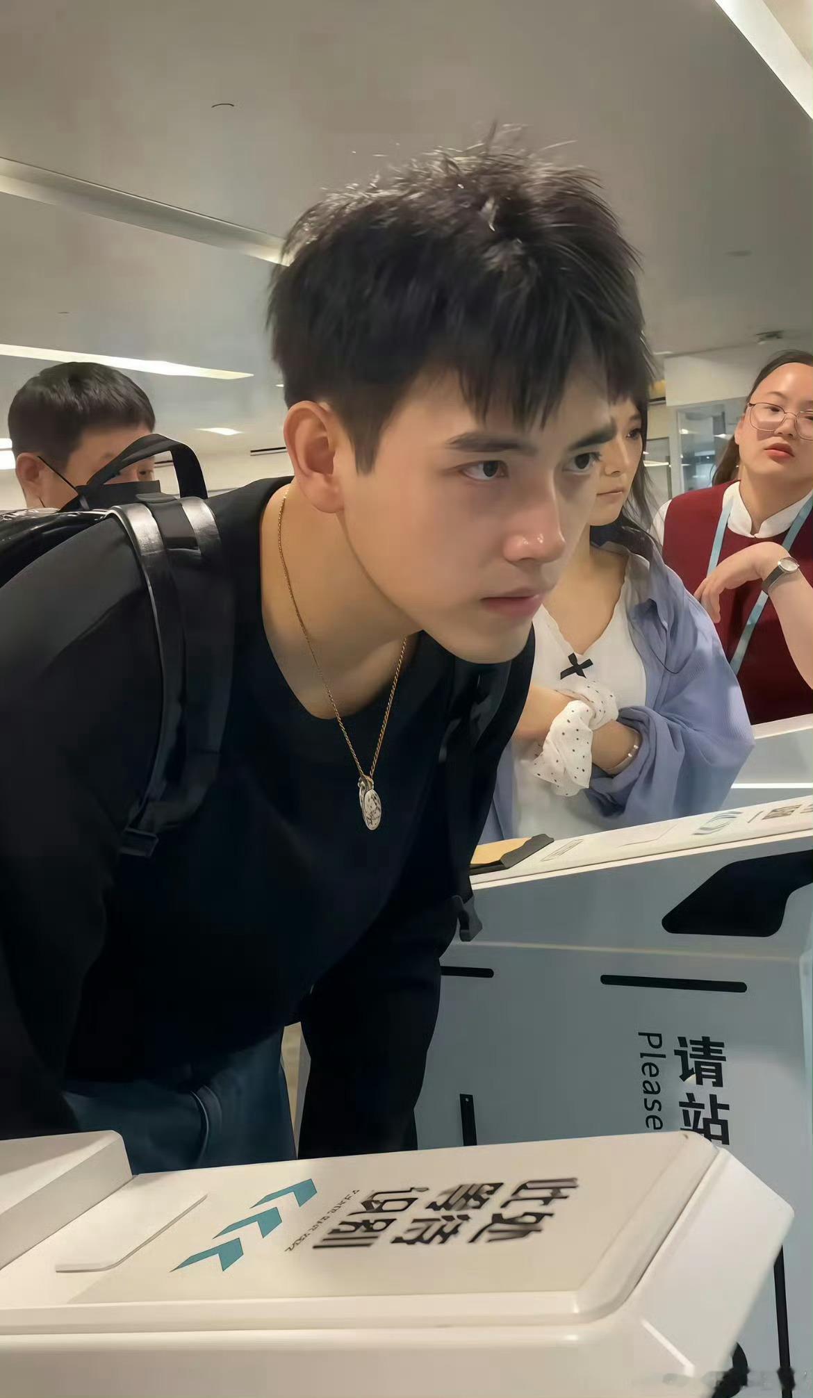 陈飞宇素颜帅成啥样了看到陈飞宇的素颜，我直接被帅到原地封神！眼睛周围粉粉的，像是