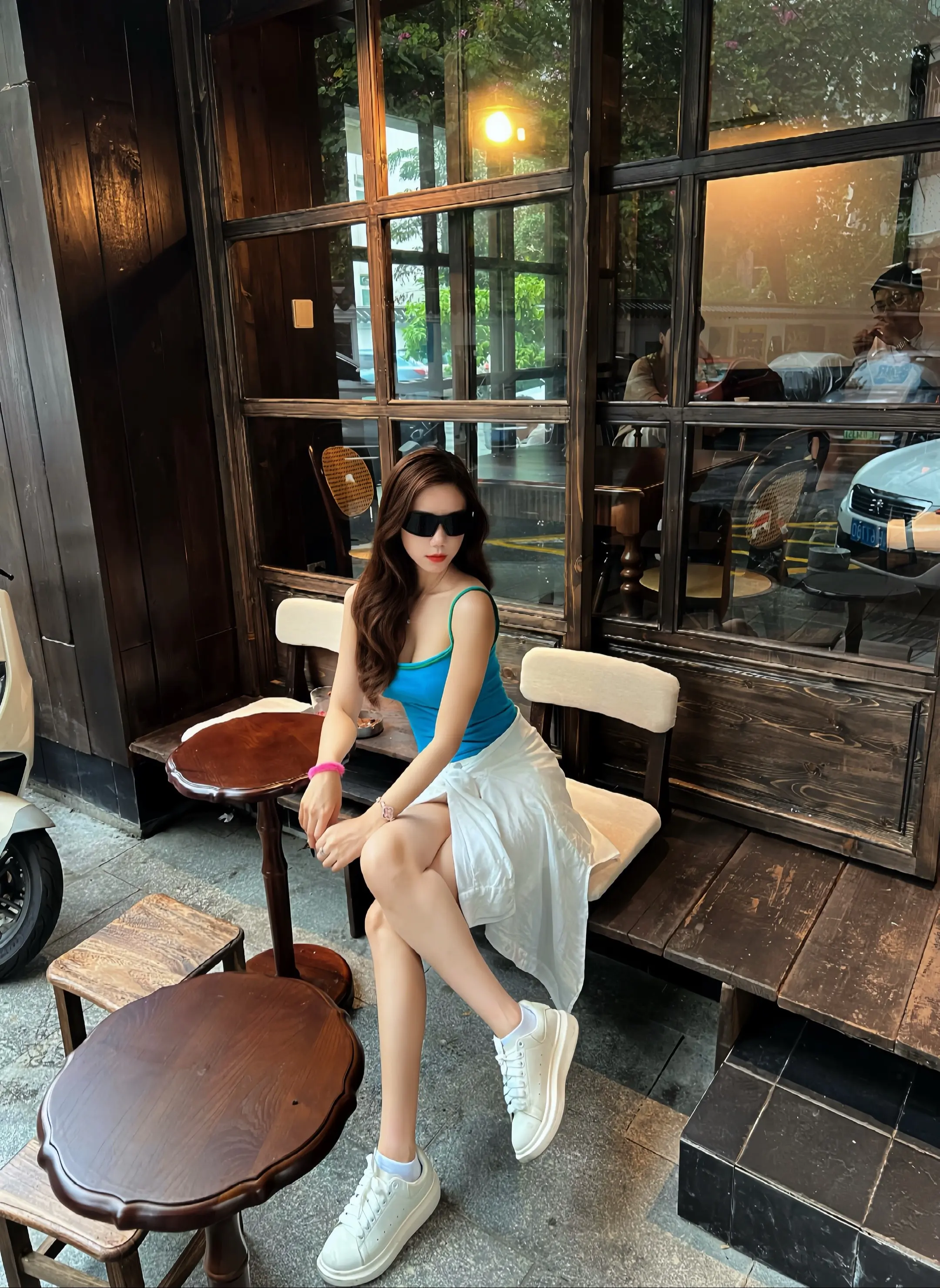 你为什么要让她坐副驾，我不是说了鸡要放后备箱的吗？