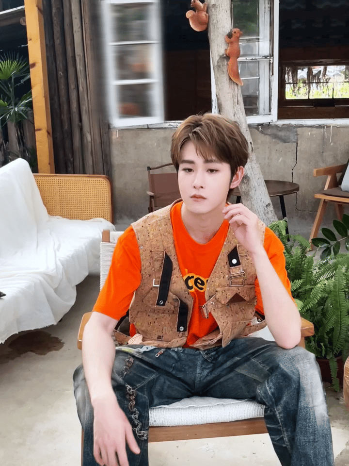 田嘉瑞[超话]田嘉瑞新鲜营业，今天是橘子味帅哥🍊 ​​​