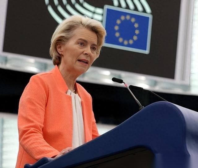 喊着要跟俄罗斯能源彻底切割，一转头，却亲自张罗起修输油管道了。
干这事儿的不是别