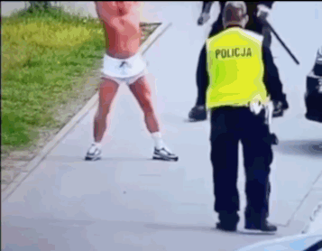 在警察面前扮演，，，会斧头的盖伦吗？ ​​​